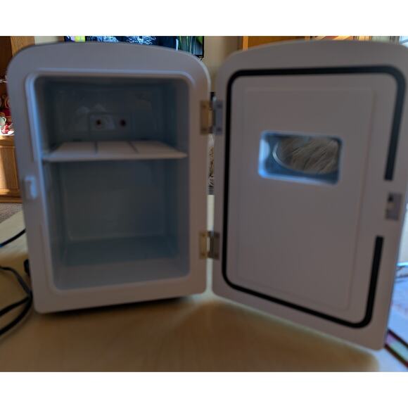 🎃Igloo Retro Looking Mini Fridge - Picture 2 of 2